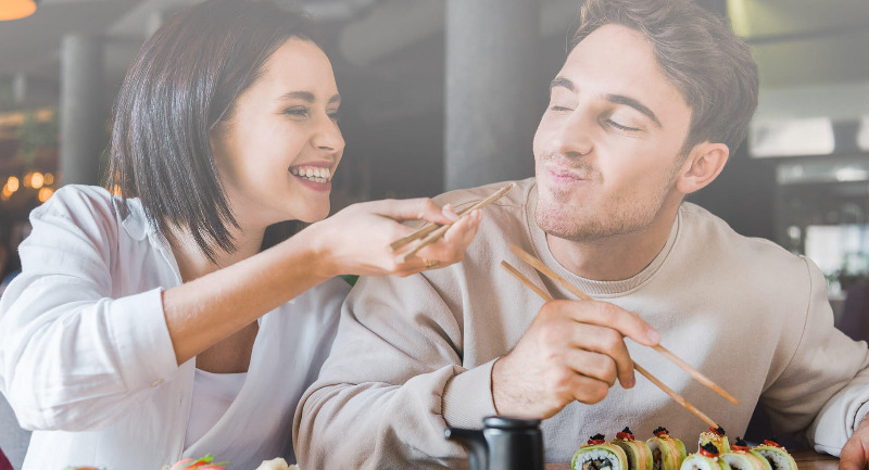 Famille heureuse de manger du poisson