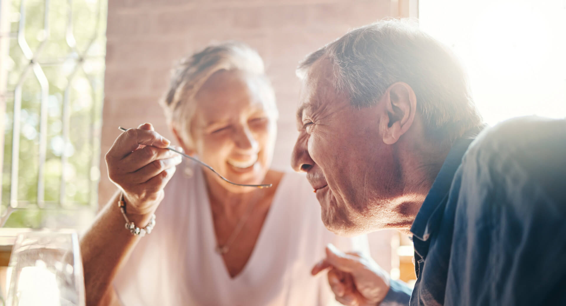 Famille heureuse de manger du poisson